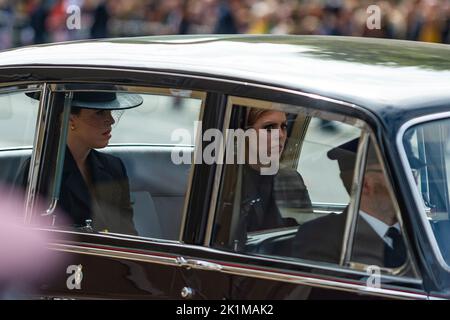 London, Großbritannien. 19. September 2022. Prinzessin Eugenie und Prinzessin Beatrice fahren in einem Auto dem Sarg der verstorbenen Königin Elizabeth II. Folgend, in einer Prozession in Whitehall nach ihrem Staatsbegräbnis in Westminster Abbey, die von 142 Matrosen in die staatliche Waffenkarriage der Royal Navy gezogen wurde. Die Königin wird zusammen mit ihrem Mann Prinz Philip in der King George VI Memorial Chapel, Windsor Castle, begraben. Kredit: Stephen Chung / Alamy Live Nachrichten Stockfoto