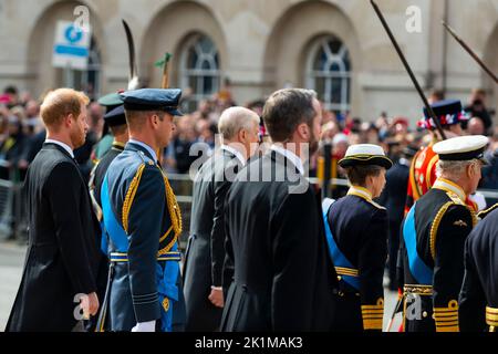 London, Großbritannien. 19. September 2022. Prinz Edward, der Prinz von Wales, Prinz Andrewm Prinzessin Anne und König Charles laufen hinter dem Sarg der verstorbenen Königin Elizabeth II., die auf der staatlichen Waffenkarriage der Royal Navy, gezogen von 142 Matrosen, in einer Prozession in Whitehall nach ihrem Staatsbegräbnis in Westminster Abbey fuhr. Die Königin wird zusammen mit ihrem Mann Prinz Philip in der King George VI Memorial Chapel, Windsor Castle, begraben. Kredit: Stephen Chung / Alamy Live Nachrichten Stockfoto