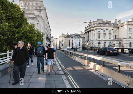 London, Großbritannien - 17 2022. September: Menschen, die auf der Waterloo-Brücke in Richtung Stadt gehen, selektiver Fokus Stockfoto