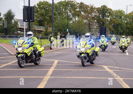 London, Großbritannien. 19. September 2022. HM the Queen's Funeral passiert den Hogarth-Kreisverkehr, Chiswick., als Polizisten aus South Yorkshire, Wiltshire und die Metropolitan-Polizei die Route mit Unterstützung der Royal Marines anführen. Konvois von offiziellen Fahrzeugen mit Motorradbegleitern gehen dringende Geschäfte durch, bis der Sarg der Königin durchgeht. Kredit: Peter Hogan/Alamy Live Nachrichten Stockfoto