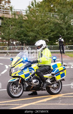 London, Großbritannien. 19. September 2022. HM the Queen's Funeral passiert den Hogarth-Kreisverkehr, Chiswick., als Polizisten aus South Yorkshire, Wiltshire und die Metropolitan-Polizei die Route mit Unterstützung der Royal Marines anführen. Konvois von offiziellen Fahrzeugen mit Motorradbegleitern gehen dringende Geschäfte durch, bis der Sarg der Königin durchgeht. Kredit: Peter Hogan/Alamy Live Nachrichten Stockfoto