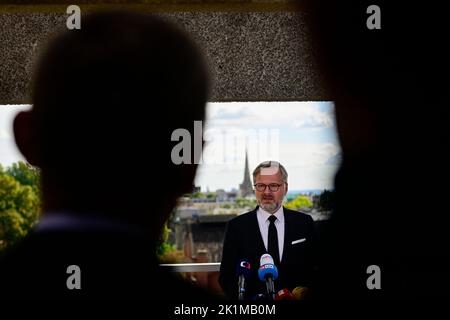 London, Großbritannien. 19. September 2022. Der tschechische Premierminister Petr Fiala spricht während der Pressekonferenz nach der Beerdigung der britischen Königin Elizabeth II. Am 19. September 2022 in London, Großbritannien. Kredit: Roman Vondrous/CTK Foto/Alamy Live Nachrichten Stockfoto