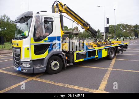 London, Großbritannien. 19. September 2022. HM the Queen's Funeral passiert den Hogarth-Kreisverkehr, Chiswick., als Polizisten aus South Yorkshire, Wiltshire und die Metropolitan-Polizei die Route mit Unterstützung der Royal Marines anführen. Konvois von offiziellen Fahrzeugen mit Motorradbegleitern gehen dringende Geschäfte durch, bis der Sarg der Königin durchgeht. Kredit: Peter Hogan/Alamy Live Nachrichten Stockfoto