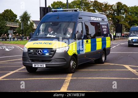 London, Großbritannien. 19. September 2022. HM the Queen's Funeral passiert den Hogarth-Kreisverkehr, Chiswick., als Polizisten aus South Yorkshire, Wiltshire und die Metropolitan-Polizei die Route mit Unterstützung der Royal Marines anführen. Konvois von offiziellen Fahrzeugen mit Motorradbegleitern gehen dringende Geschäfte durch, bis der Sarg der Königin durchgeht. Kredit: Peter Hogan/Alamy Live Nachrichten Stockfoto