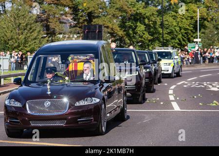 London, Großbritannien. 19. September 2022. HM the Queen's Funeral passiert den Hogarth-Kreisverkehr, Chiswick., als Polizisten aus South Yorkshire, Wiltshire und die Metropolitan-Polizei die Route mit Unterstützung der Royal Marines anführen. Konvois von offiziellen Fahrzeugen mit Motorradbegleitern gehen dringende Geschäfte durch, bis der Sarg der Königin durchgeht. Kredit: Peter Hogan/Alamy Live Nachrichten Stockfoto