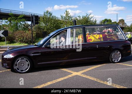 London, Großbritannien. 19. September 2022. HM the Queen's Funeral passiert den Hogarth-Kreisverkehr, Chiswick., als Polizisten aus South Yorkshire, Wiltshire und die Metropolitan-Polizei die Route mit Unterstützung der Royal Marines anführen. Konvois von offiziellen Fahrzeugen mit Motorradbegleitern gehen dringende Geschäfte durch, bis der Sarg der Königin durchgeht. Kredit: Peter Hogan/Alamy Live Nachrichten Stockfoto