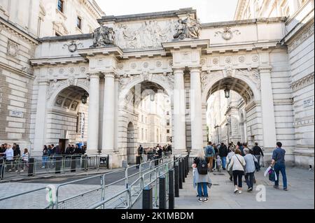 London, Großbritannien - 17 2022. September: Menschen, die durch den Torbogen gehen, haben die Einfahrt zur Queen geschlossen Stockfoto