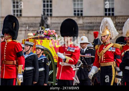 London, Großbritannien. 19. September 2022. Sarg von Königin Elisabeth II. In ihrer letzten Prozession auf dem Weg zur Beerdigung. Kredit: SOPA Images Limited/Alamy Live Nachrichten Stockfoto