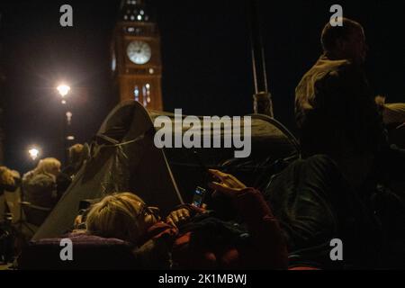 London, Großbritannien. 18. September 2022. In der kalten Londoner Nacht vor der Abschlussprozession zelten die Menschen, um einen guten Blick für die Zeremonie zu erhalten. Kredit: SOPA Images Limited/Alamy Live Nachrichten Stockfoto
