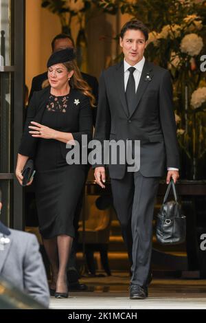 London, Großbritannien. 19. September 2022. Der kanadische Premierminister Justin Trudeau und seine Frau Sophie Grégoire Trudeau verlassen das Hotel, um an der Beerdigung von Königin Elizabeth II. In der Westminster Abbey in London teilzunehmen. Kredit: SOPA Images Limited/Alamy Live Nachrichten Stockfoto