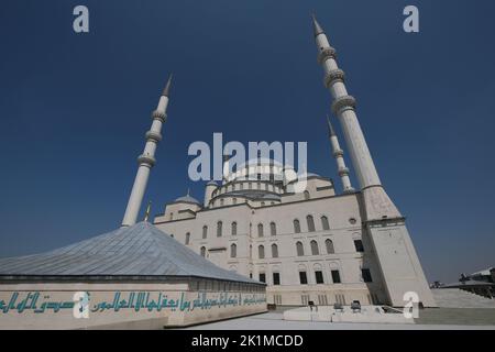 Die Kocatepe Moschee ist die größte Moschee in Ankara, Türkei. Es wurde zwischen 1967 und 1987 im Stadtteil Kocatepe in Kizlay erbaut Stockfoto