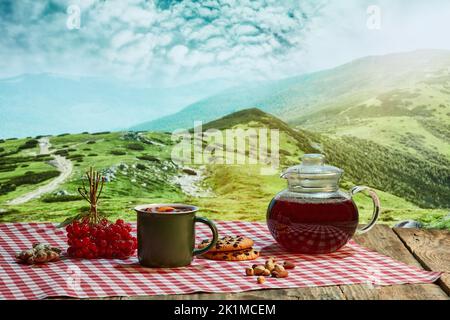 Design für Tapeten. Stillleben im Herbst oder Winter mit heißem Tee mit Früchten, Beeren und Gewürzen in einer Glasschale. Gesunde aktive Lebensweise, Urlaub, liric Stockfoto