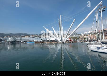 Der alte Hafen von Genua, wo eine charmante Plaza am Wasser, das Werk des berühmten genuesischen Architekten Renzo Piano, Genua, Ligurien, Italien Stockfoto