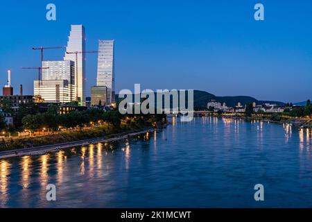 Roche-Turm oder Roche Tower und der Rhein in Basel in der Abenddämmerung, Schweiz, Europa | Roche Tower und der Rhein in Basel in der Abenddämmerung, Schweiz Stockfoto