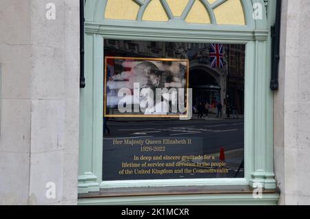 fortnum und Maurer Tribut in einer Fensteransicht; Szenen aus dem Zentrum londons anlässlich der Beerdigung von Queen Elizabeth 2 19.. september 2022 Stockfoto