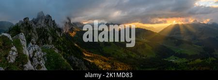 Dramatisches Sonnenuntergangspanorama auf den schroffen Gipfeln von Gastlosen in den alpinen Ausläufern Freiburgs Stockfoto