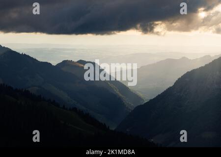 Blick von Gastlosen in Richtung Bulle und Swiss midland Stockfoto