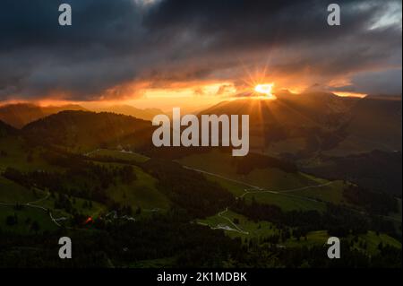 Dramatisches Sonnenuntergangspanorama auf den schroffen Gipfeln von Gastlosen in den alpinen Ausläufern Freiburgs Stockfoto