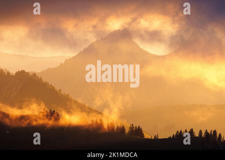 Dramatischer Sonnenuntergang mit Wolken in den Voralpen von Freiburg Stockfoto