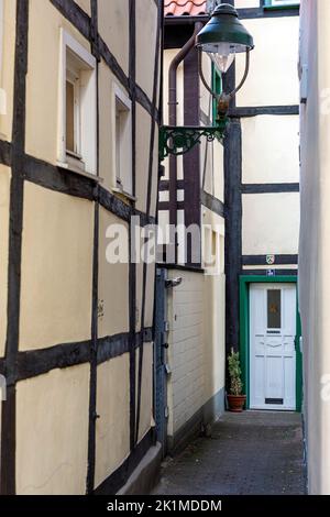 Die engste Gasse, die Kungelgässchen im Zentrum von Soest Stockfoto