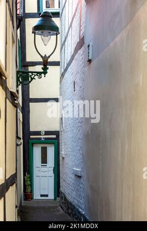 Die engste Gasse, die Kungelgässchen im Zentrum von Soest Stockfoto