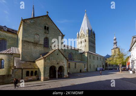 St. Kathedrale von Patrossi in Soest, auf der rechten Seite die protestantische St. Petrikirche Stockfoto