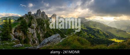 Schroffe Gipfel von Gastlosen in den alpinen Ausläufern von Freiburg Stockfoto