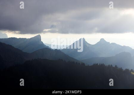 Blick von Gastlosen in Richtung Bulle und Swiss midland Stockfoto