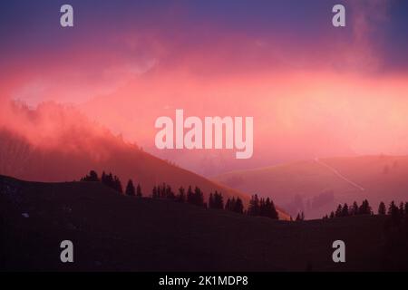 Dramatischer Sonnenuntergang mit Wolken und Sonne in den Voralpen von Freiburg Stockfoto