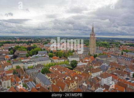 Landschaft von Brügge mit der Kathedrale Onze Lieve Vrouw (Liebfrauenkirche) Stockfoto