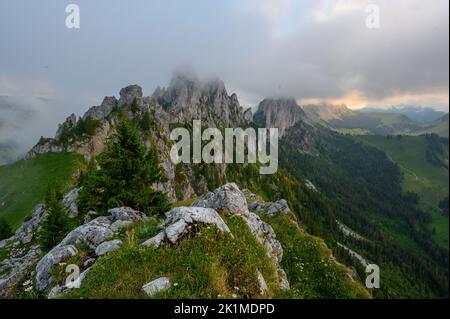 Schroffe Gipfel von Gastlosen in den alpinen Ausläufern von Freiburg Stockfoto