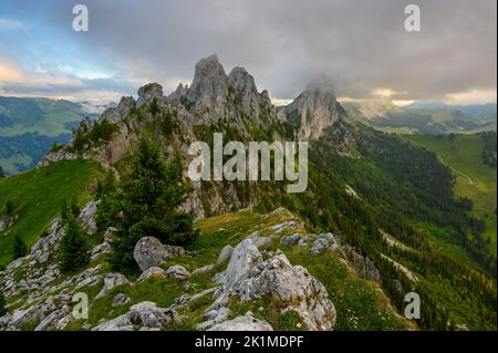 Zerklüftete Gipfel von Gastlosen Stockfoto