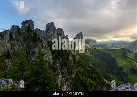 Schroffe Gipfel von Gastlosen in den alpinen Ausläufern von Freiburg Stockfoto