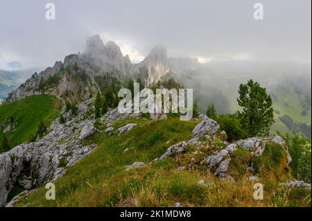 Schroffe Gipfel von Gastlosen in den alpinen Ausläufern von Freiburg Stockfoto