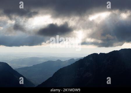 Blick von Gastlosen in Richtung Bulle und Swiss midland Stockfoto