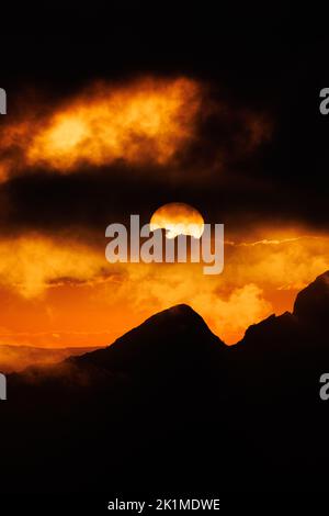 Dramatischer, kräfiger Sonnenuntergang in den freiburger alpen Stockfoto