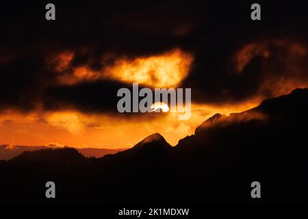 Dramatischer, kräfiger Sonnenuntergang in den freiburger alpen Stockfoto