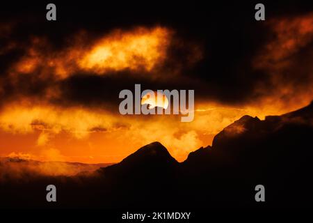 Dramatischer, kräfiger Sonnenuntergang in den freiburger alpen Stockfoto