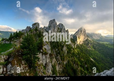 Schroffe Gipfel von Gastlosen in den alpinen Ausläufern von Freiburg Stockfoto