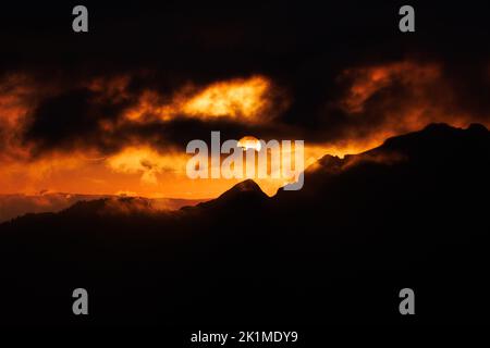 Dramatischer, kräfiger Sonnenuntergang in den freiburger alpen Stockfoto