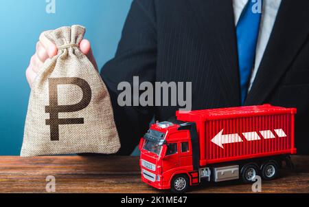 Geschäftsmann mit russischem Rubel Geldbeutel und LKW. Gute Gehälter für Fahrer. Hohe Einnahmen aus dem Transportgeschäft und dem Güterverkehr. Risin Stockfoto