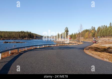 VINDEL RIVER, SCHWEDEN AM 02. OKTOBER 2014. Blick auf einen Rastplatz. Laien, Informationen und ein kleines rotes Servicegebäude. Redaktionell Stockfoto