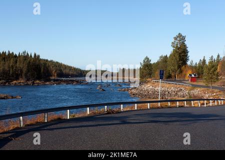 VINDEL RIVER, SCHWEDEN AM 02. OKTOBER 2014. Blick auf einen Rastplatz. Laien, Informationen und ein kleines rotes Servicegebäude. Redaktionell Stockfoto