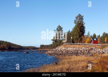 VINDEL RIVER, SCHWEDEN AM 02. OKTOBER 2014. Blick auf einen Rastplatz. Laien, Informationen und ein kleines rotes Servicegebäude. Redaktionell Stockfoto