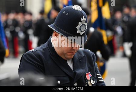 London, Großbritannien. 19. September 2022. London, Großbritannien 19.. September 2022 - Ein Polizist beugt sich beim Begräbnis von Königin Elizabeth II. Heute in London vor: Credit Simon Dack / Alamy Live News Credit: Simon Dack News/Alamy Live News Stockfoto