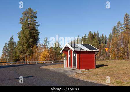 VINDEL RIVER, SCHWEDEN AM 02. OKTOBER 2014. Blick auf einen Rastplatz. Laien, Informationen und ein kleines rotes Servicegebäude. Redaktionell Stockfoto