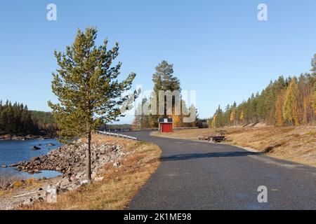 VINDEL RIVER, SCHWEDEN AM 02. OKTOBER 2014. Blick auf einen Rastplatz. Laien, Informationen und ein kleines rotes Servicegebäude. Redaktionell Stockfoto