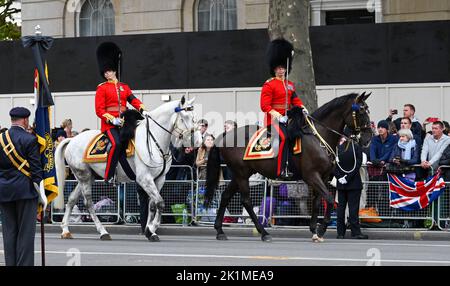 London, Großbritannien. 19. September 2022. London UK 19. September 2022 - die Massen genießen die Prunk während der Beerdigung von Königin Elizabeth II. Heute in London: Credit Simon Dack / Alamy Live News Credit: Simon Dack News/Alamy Live News Stockfoto