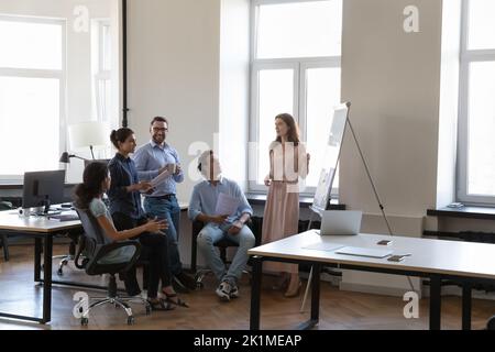 Korporative Mentorin Frau Lehre multiethnischen Studenten, Praktikanten Stockfoto