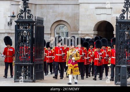 London, Großbritannien. 19. September 2022. Nach dem Staatsbegräbnis der Königin in Westminster Abbey kommt eine Militärkapelle von Horse Guards zu einer Prozession in Whitehall. Die Königin wird zusammen mit ihrem Mann Prinz Philip in der King George VI Memorial Chapel, Windsor Castle, begraben. Königin Elizabeth II., die am längsten regierende Monarchin der britischen Geschichte, starb im Alter von 96 Jahren in Balmoral, Schottland, und ihr Sohn, heute bekannt als König Karl III., ist ihr Nachfolger geworden. Kredit: Stephen Chung / Alamy Live Nachrichten Stockfoto